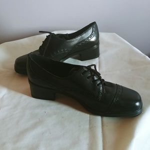 NWT Liz Baker Lace Up Dress Shoe